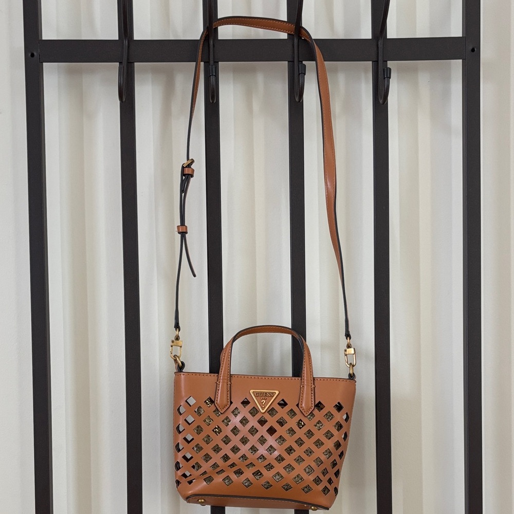 Guess 2 in 1 crossbody w/ removable jute mini bag. NWT - Picture 3 of 14